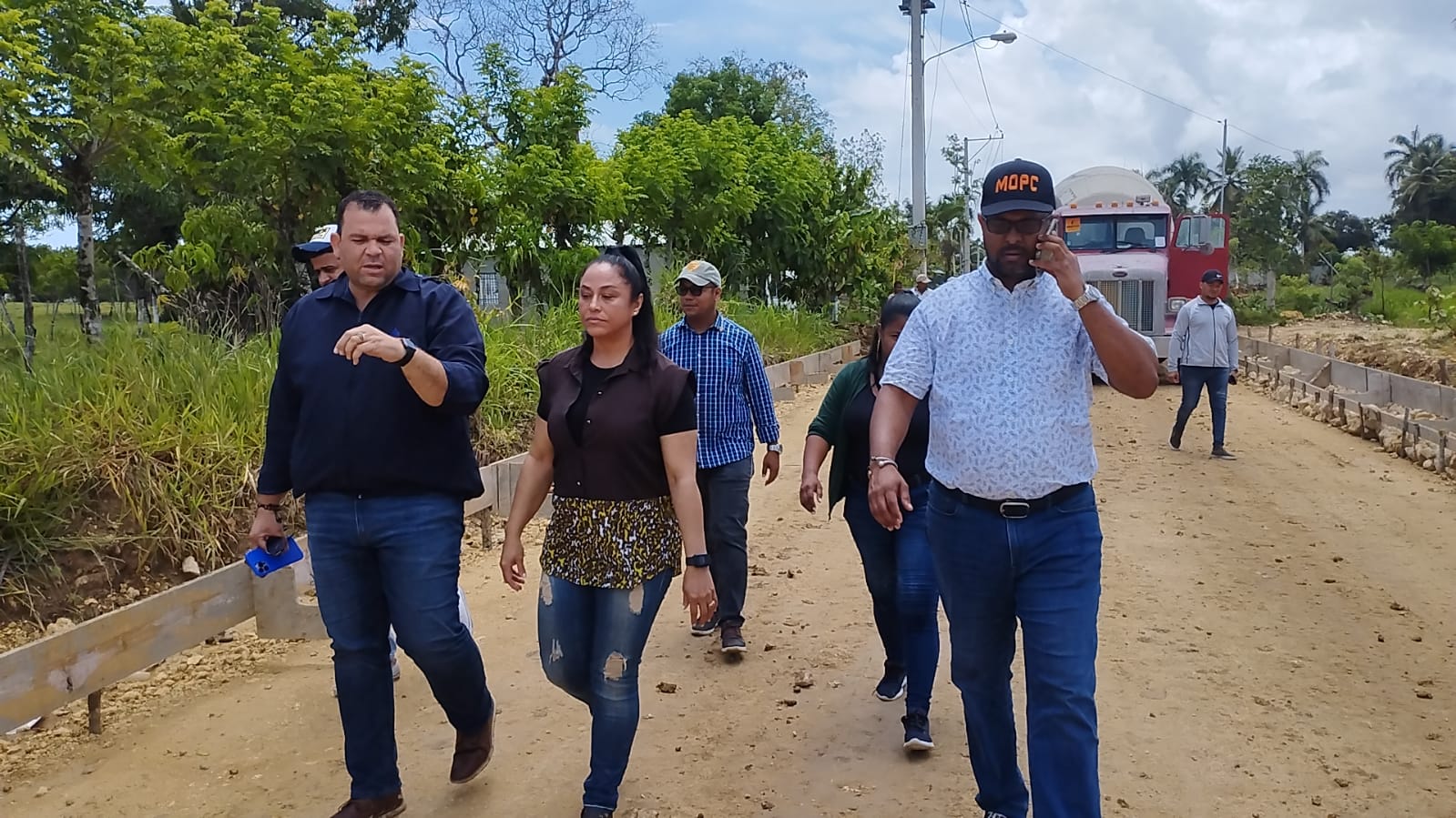 Gobernadora y Obras Públicas supervisan construcción de carretera de El Papayo