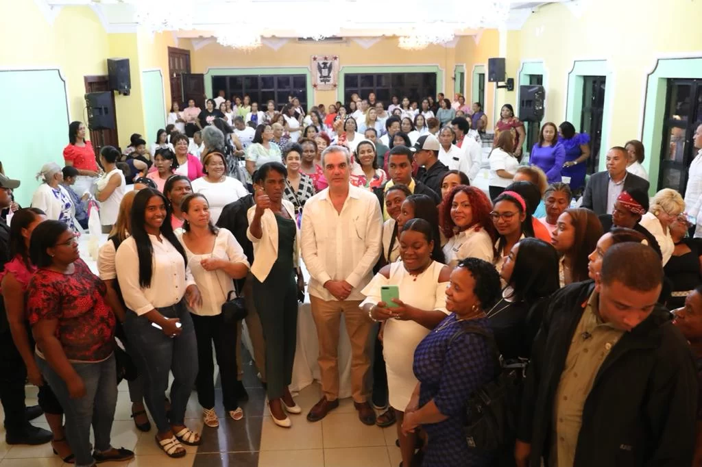 Abinader exhorta mujeres de San Juan organizarse en estructuras formales para mayor acceso a apoyo financiero y capacitación