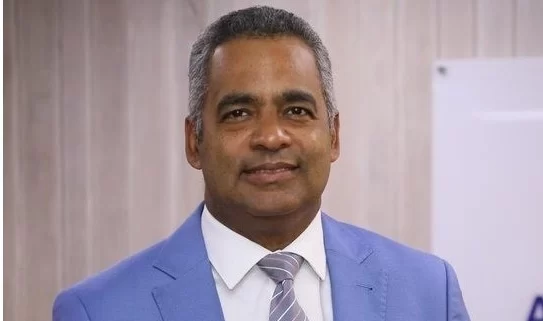 Presidente ratifica a Joel Adrián Santos como ministro Presidencia