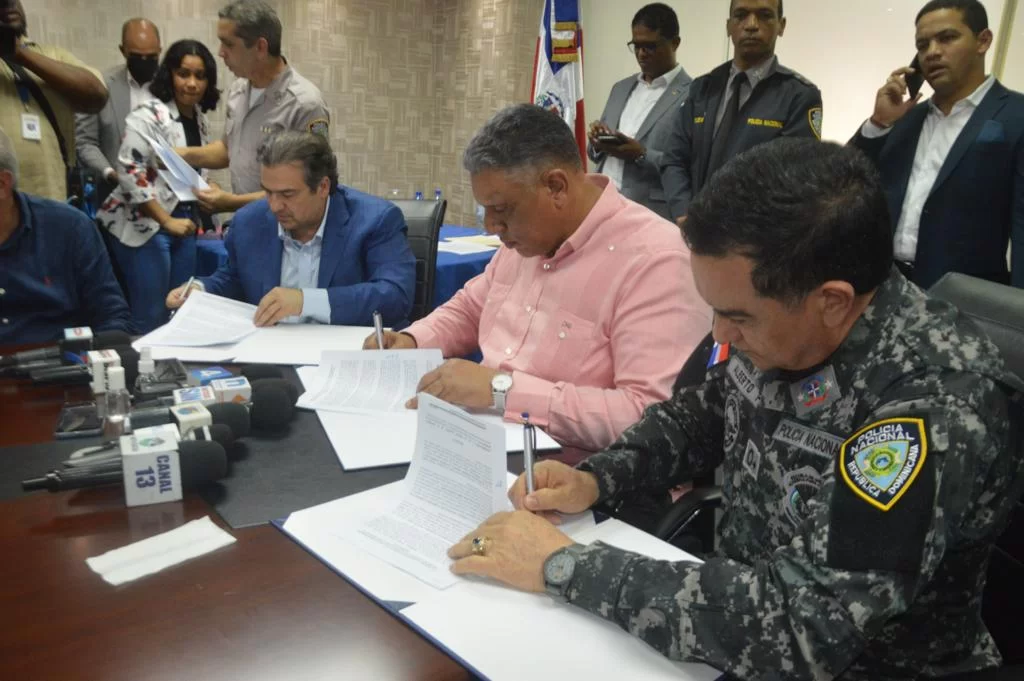 Policías recibirán descuentos en Plaza Lama, el Grupo Ramos e Hiper Olé