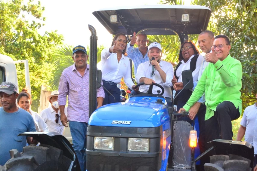 Gobierno entrega tractores a ganaderos de El Seibo