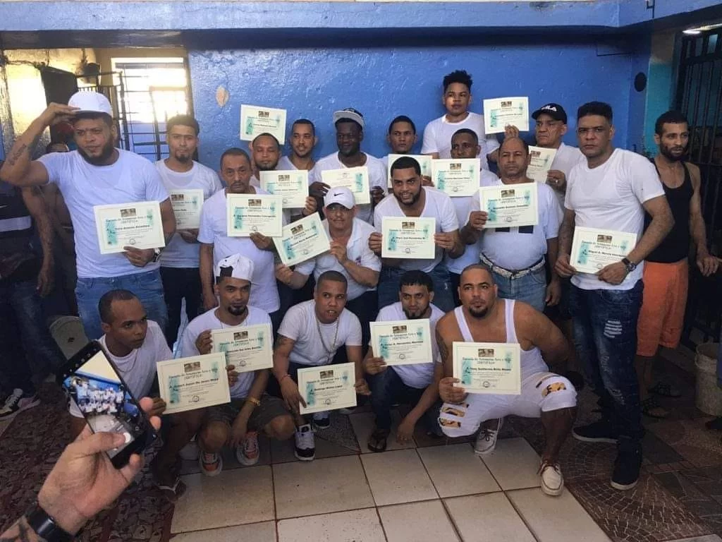 Internos de la Fortaleza Olegario Tenares en Nagua se gradúan en cursos técnicos