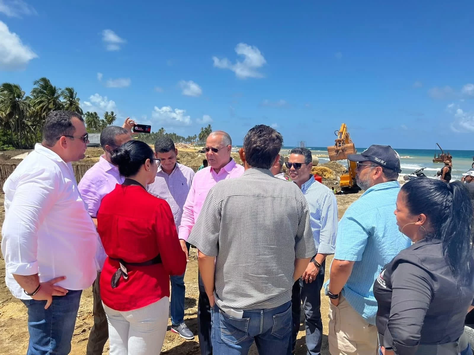 Autoridades y contratistas supervisan construcción del Malecón de Nagua