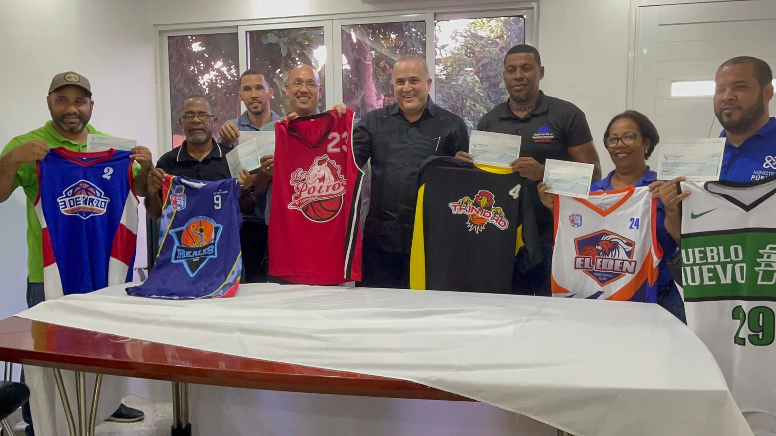 Alexis Victoria entrega aporte a Clubes de baloncesto en Nagua; torneo superior a punto de iniciar