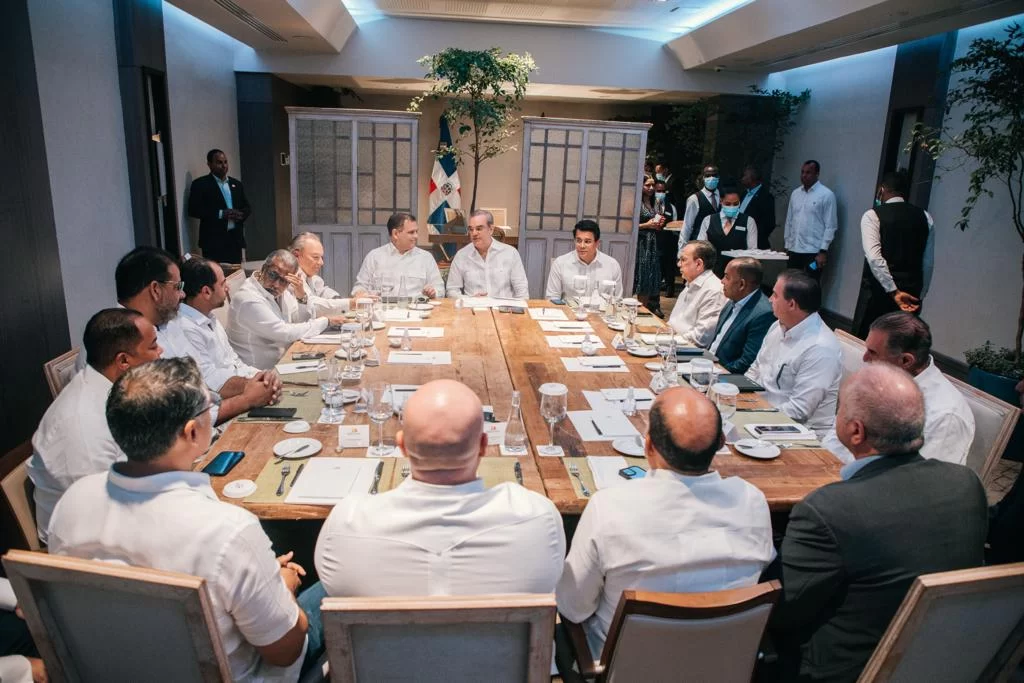 Presidente Abinader se reúne con representantes de líneas aéreas nacionales para convertir RD en Hub Aéreo