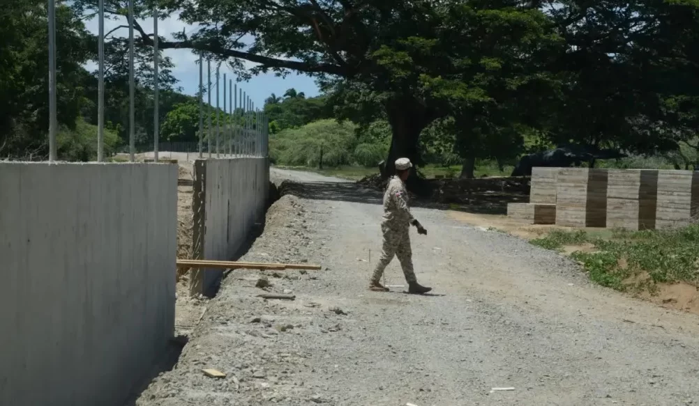 Ministerio de Defensa niega robo materiales para construir la verja fronteriza