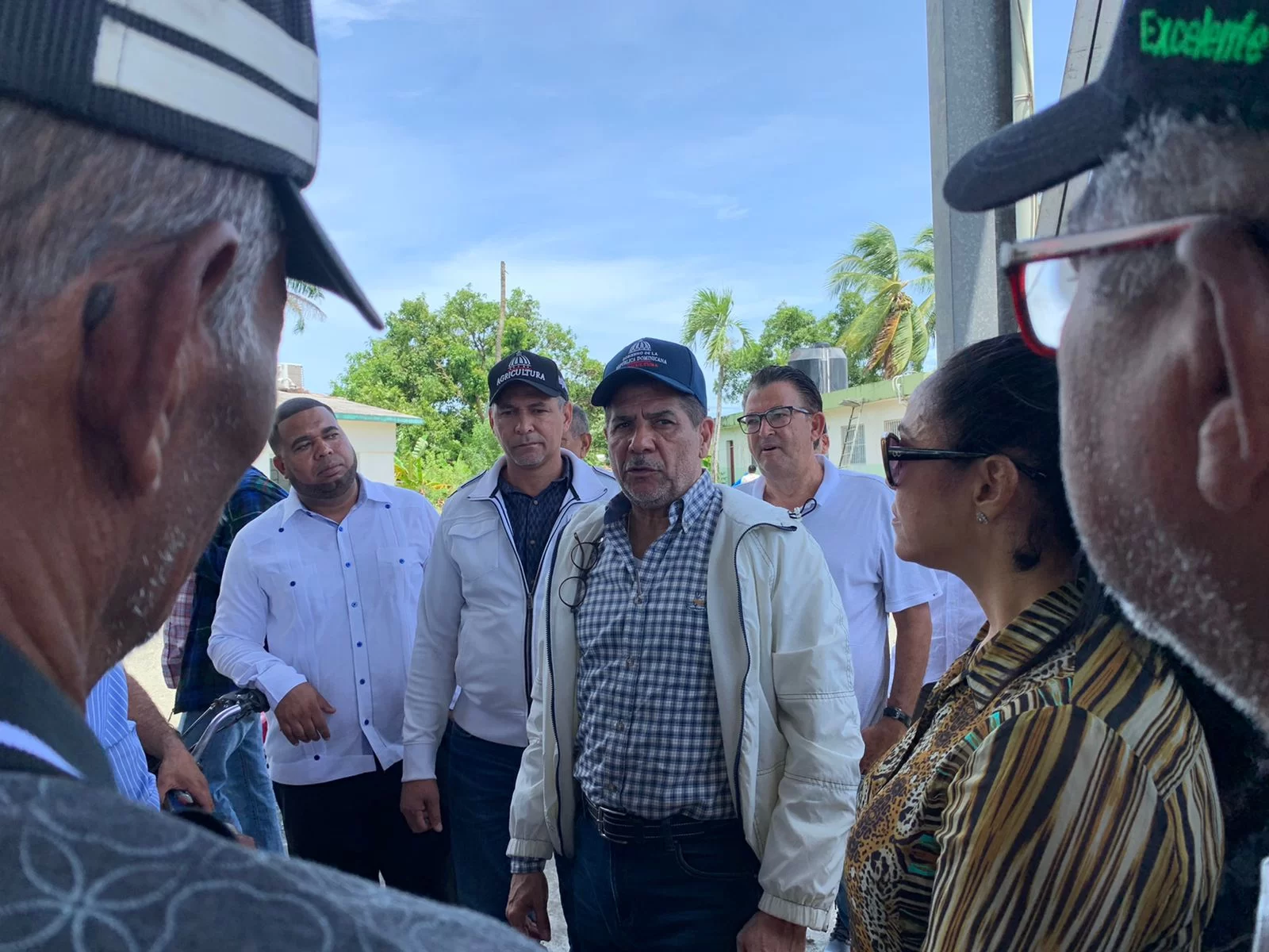 Ministro de Agricultura visita zonas afectadas por Fiona en Nagua y El Factor