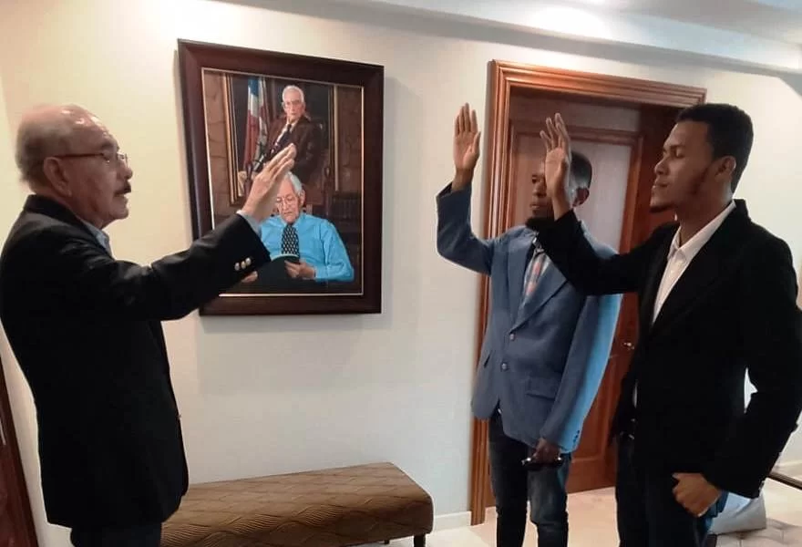Danilo Medina Juramenta regidor del PRM  del distrito Medina en Villa Altagracia