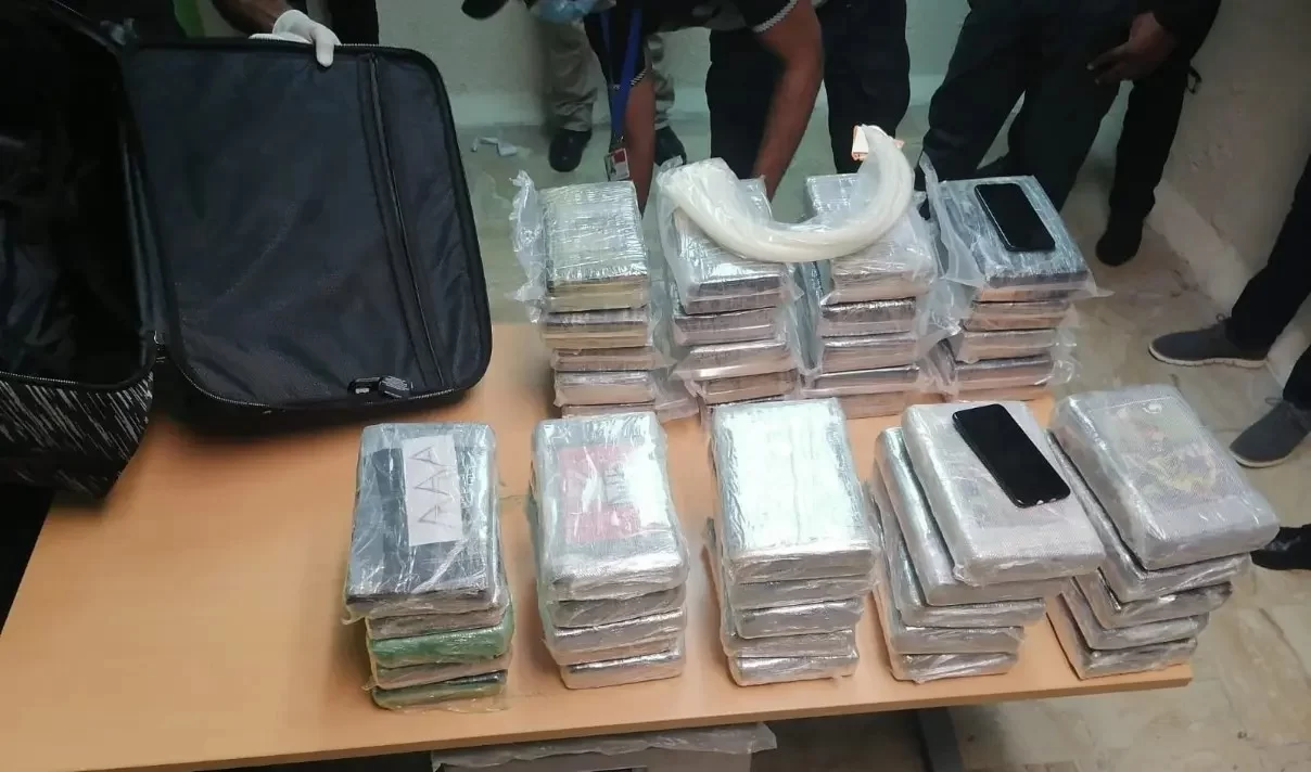 Prisión preventiva para hombre vinculado a 50 paquetes de cocaína ocupados en Aeropuerto de Punta Cana