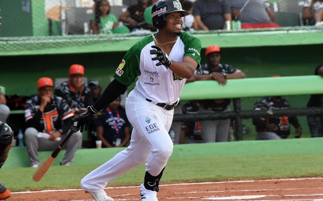 Estrellas Orientales derrotan los Toros del Este; José Tena lidera el partido