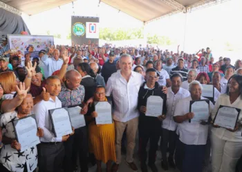 Abinader entrega 923 títulos de propiedad en Tamayo que benefician a más de 3,692 personas