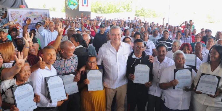Abinader entrega 923 títulos de propiedad en Tamayo que benefician a más de 3,692 personas