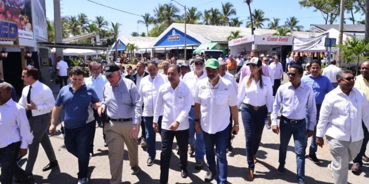 Abel recorre Feria Agropecuaria junto a directivos del Patronato Nacional de Ganaderos