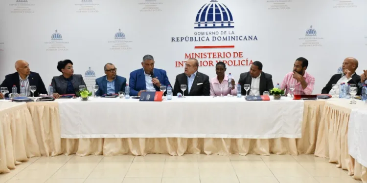 Ministro de Interior y Policía expone programa «De Vuelta al Barrio» a cronistas deportivos