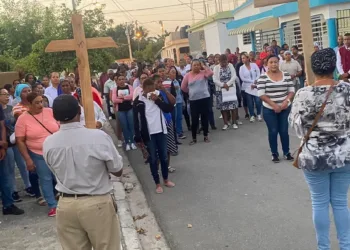 Católicos recorren barrios en El Factor en  Caminata Penitencial