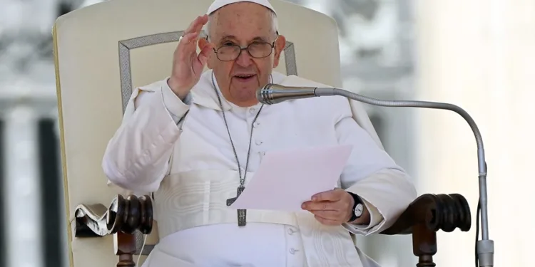 El papa permitirá que las mujeres y los laicos voten por primera vez en el Sínodo de los obispos