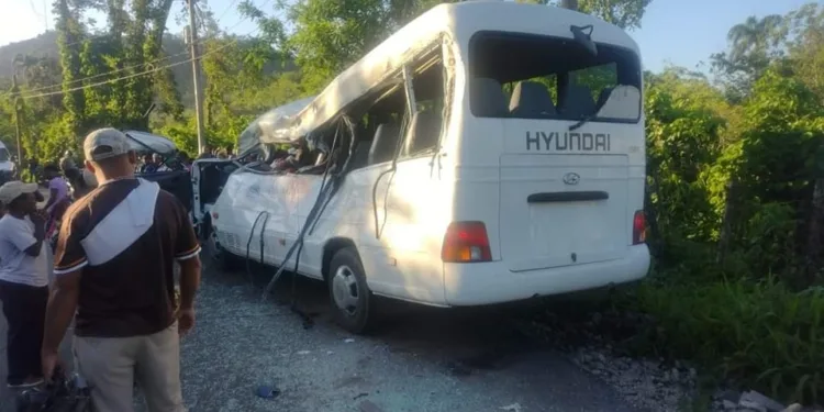 Accidente entre patana y guagua del transporte escolar deja varios estudiantes muertos en Hato Mayor