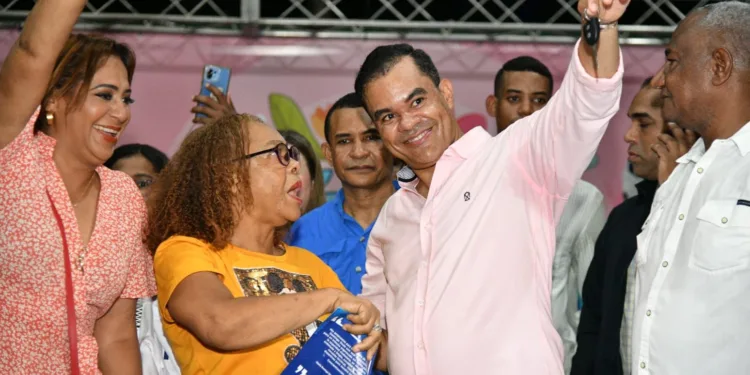 Elías Báez hace feliz a una madre y a toda su familia al regalarle un carro