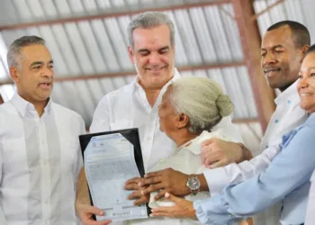 Visiblemente emocionado, Presidente Abinader dispone entrega de 2,143 títulos para beneficiar a más de 8,572 familias