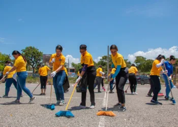Iglesia de Dios Sociedad Misionera Mundial limpia y repara canchas en La Romana
