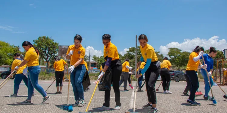 Iglesia de Dios Sociedad Misionera Mundial limpia y repara canchas en La Romana