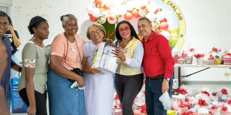 Decenas de madres celebran su día junto al alcalde Julio César de la Cruz