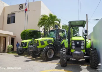 Agricultura entregó en Puerto Plata cinco tractores y una perforadora