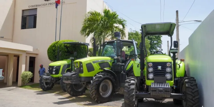 Agricultura entregó en Puerto Plata cinco tractores y una perforadora