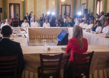 Presidente se reúne con la ADP; acuerdan trabajar en diez puntos