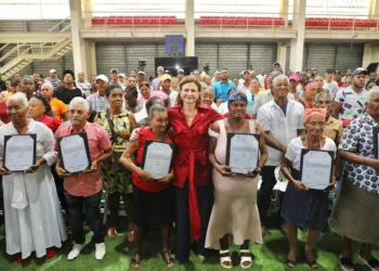 Gobierno entrega 544 títulos de propiedad en Azua e inaugura rehabilitación de redes eléctricas