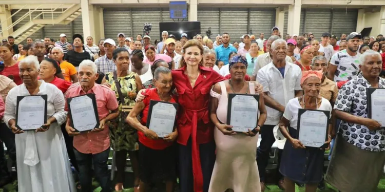 Gobierno entrega 544 títulos de propiedad en Azua e inaugura rehabilitación de redes eléctricas