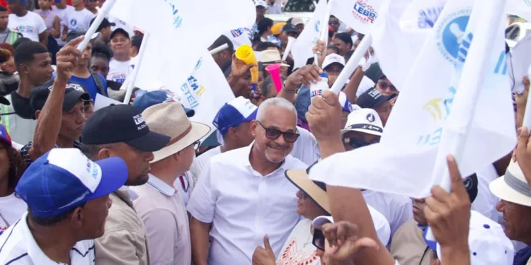 Militantes del PRM en Los Alcarrizos marchan para exigir que la candidatura a la Alcaldía sea para uno de sus miembros