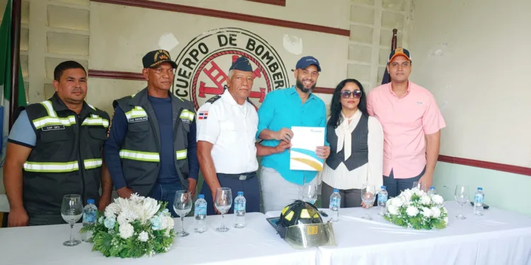 Entregan a los Bomberos de Nagua RD$10.6 millones; gobierno realizará remozamiento