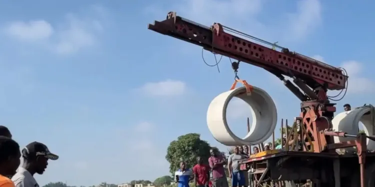 Haitianos colocan hormigón para conectar canal con el río masacre
