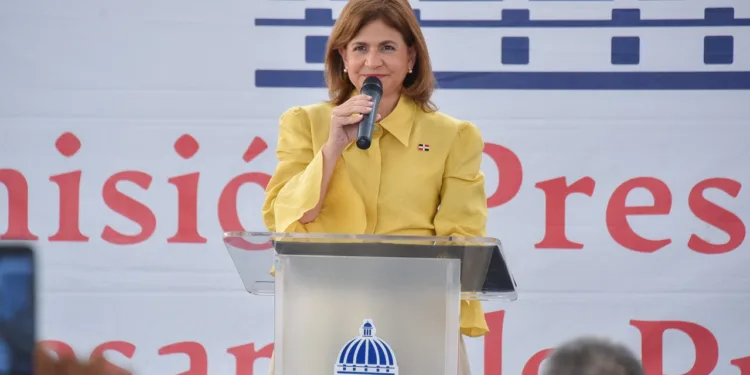 Gobierno entrega obras deportivas y de seguridad en Santo Domingo