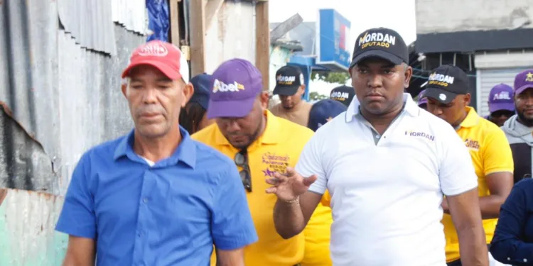 Aspirante a Diputado Ariel Mordán realiza mano a mano en Buenos Aires de Nagua; decenas de peledeístas le acompañan