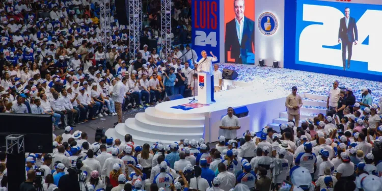 Abinader: «Allá está la oscuridad y aquí la transparencia, el progreso de la República Dominicana»