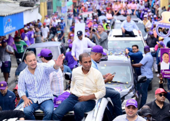 Abel Martínez y Domingo Contreras recorren barrios de la ciudad capital