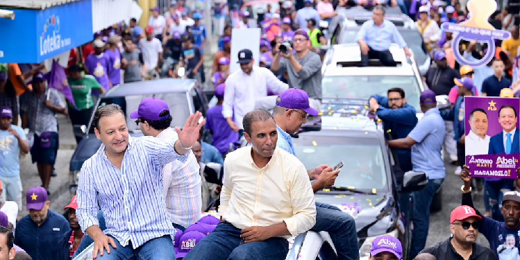 Abel Martínez y Domingo Contreras recorren barrios de la ciudad capital