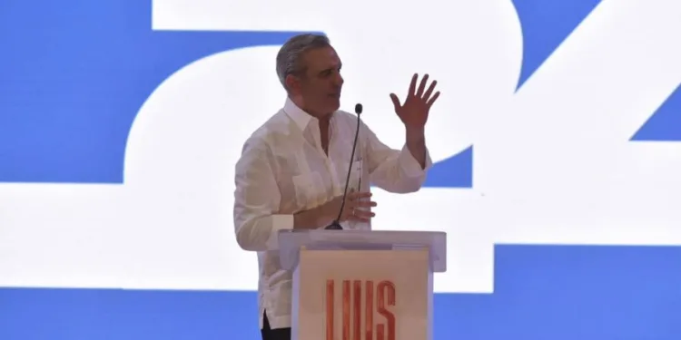 Luis Abinader acusa a opositores de causar males que hoy critican