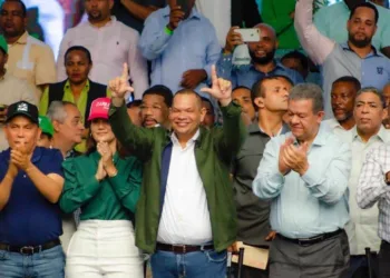 Leonel proclama a Carlos Guzmán como candidato alcalde de Santo Domingo Norte
