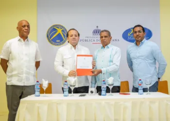 José Paliza entrega $20 MM para remodelación Club Mauricio Báez