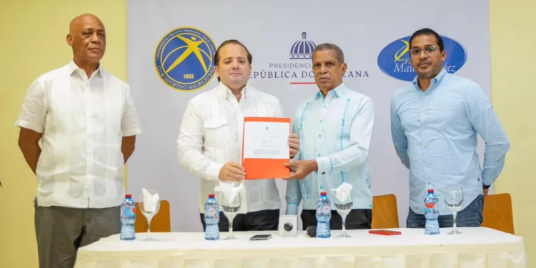 José Paliza entrega $20 MM para remodelación Club Mauricio Báez