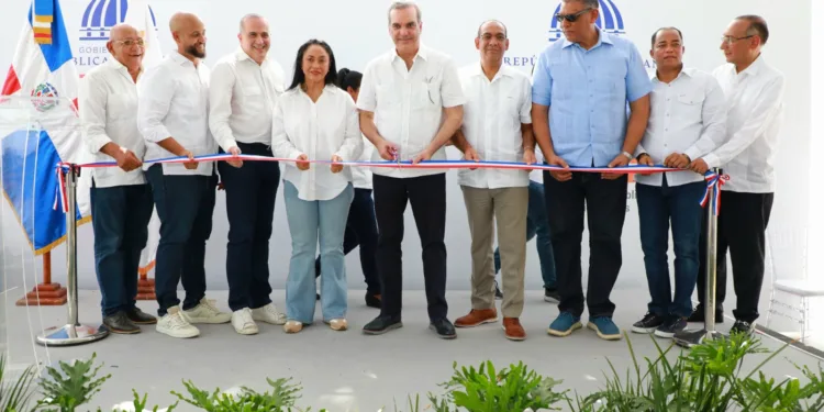 Presidente Abinader inaugura varias carreteras y hospitales en María Trinidad Sánchez y Espaillat