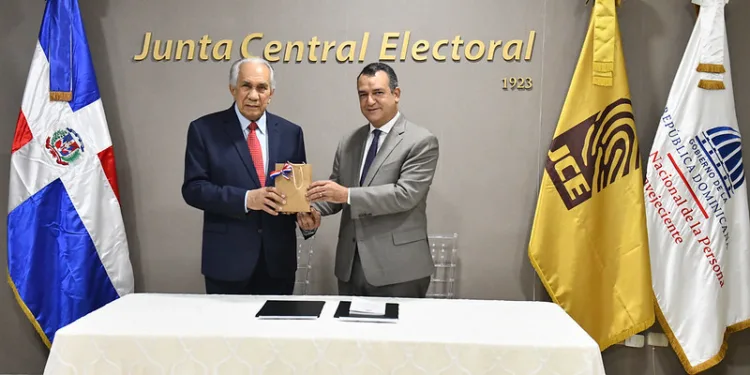 JCE y CONAPE firman acuerdo para facilitar el voto a adultos mayores