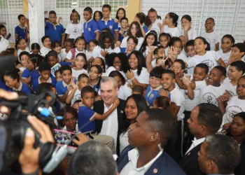 Presidente Abinader encabeza entrega último libro impreso del MINERD
