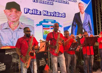 Luis Abinader y Junior Peralta llevan alegría de la Brisita Navideña a Nagua