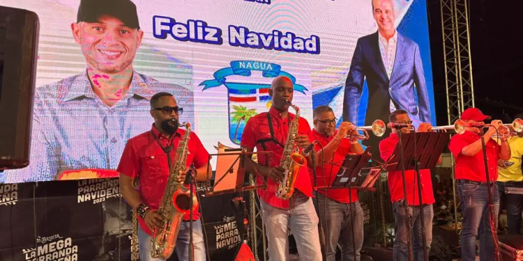 Luis Abinader y Junior Peralta llevan alegría de la Brisita Navideña a Nagua