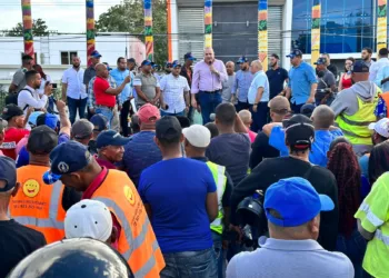 Alexis Victoria celebra navidad a motoconchos de Nagua; entrega motores cero km