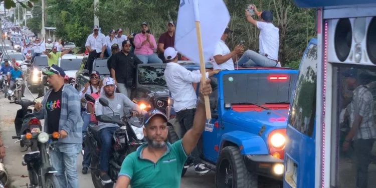 PRM realiza caravana en Nagua; Junior Peralta y Alexis Victoria la encabezan